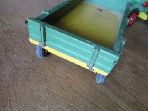  Traktor mit Hänger Holz 