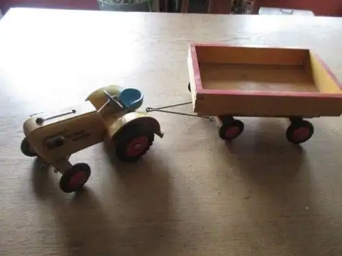  Traktor mit Hänger Holz 