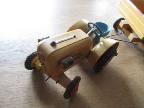 Traktor mit Hänger Holz 