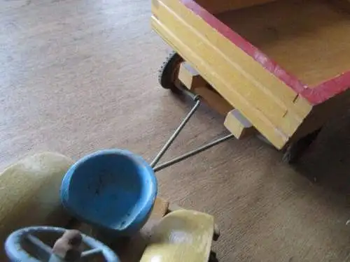  Traktor mit Hänger Holz 