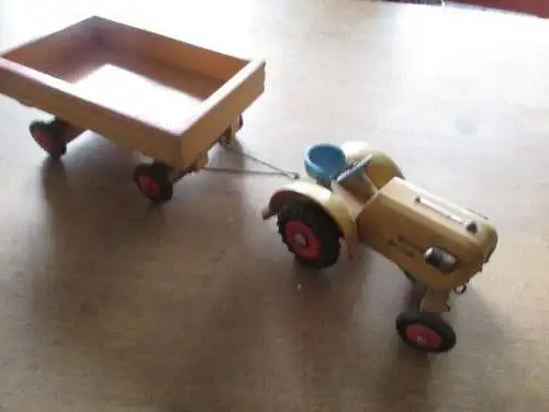  Traktor mit Hänger Holz 