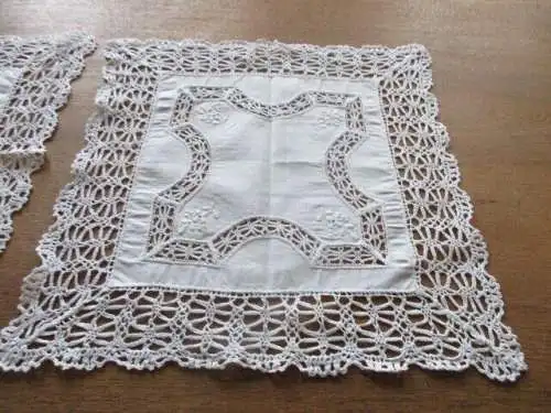 2 alte Tischdeckchen Mitteldecke  Handarbeit  ( 11 )  33 x 33  cm