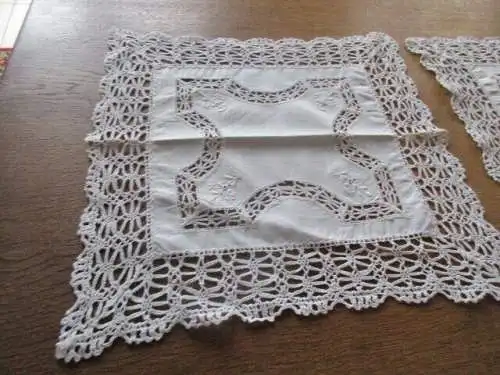 2 alte Tischdeckchen Mitteldecke  Handarbeit  ( 11 )  33 x 33  cm