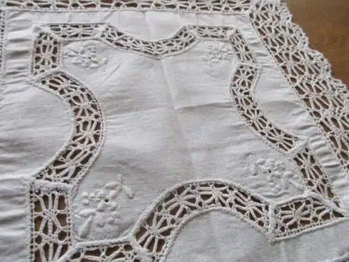 2 alte Tischdeckchen Mitteldecke  Handarbeit  ( 11 )  33 x 33  cm