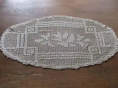 altes Tischdeckchen Mitteldecke rund Handarbeit  ( 10 )  62 x 34  cm