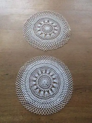 zwei alte Tischdeckchen Mitteldecke rund Handarbeit  ( 6 )