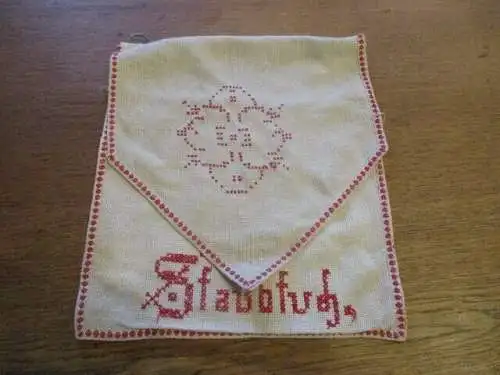schöner alter Beutel fürs Staubtuch  rote Stickerei  Handarbeit