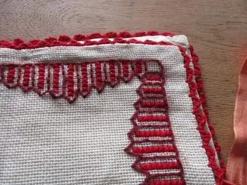 schöner alter Beutel Taschentuch  rote Stickerei  Handarbeit Leinen