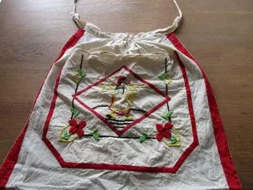 schöne alte Schürze Vorbinder roter Stickerei Klammern