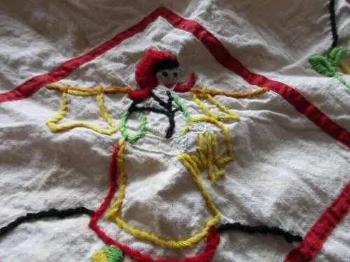 schöne alte Schürze Vorbinder roter Stickerei Klammern