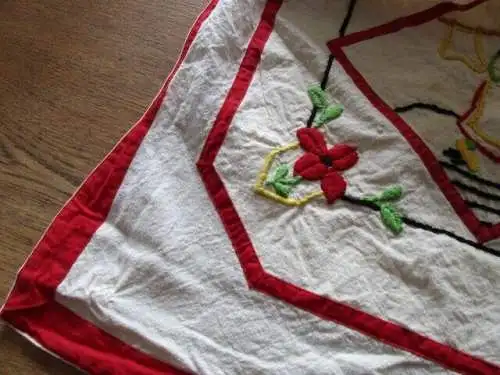 schöne alte Schürze Vorbinder roter Stickerei Klammern
