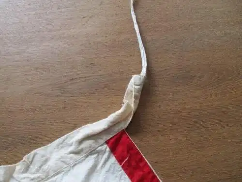 schöne alte Schürze Vorbinder roter Stickerei Klammern