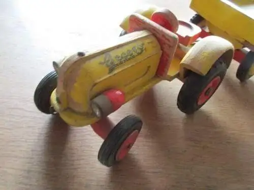 Traktor mit Anhänger  der Firma Gecevo
