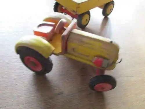 Traktor mit Anhänger  der Firma Gecevo