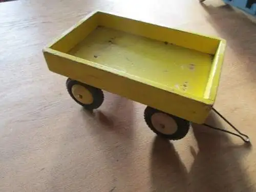 Traktor mit Anhänger  der Firma Gecevo