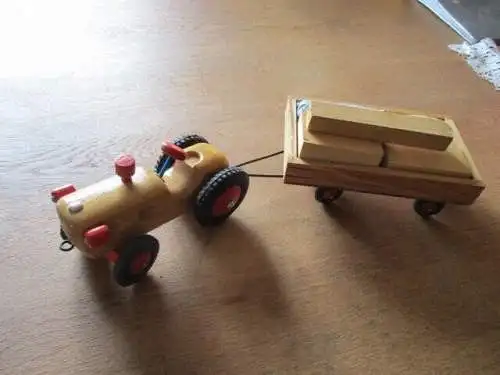 Holztraktor Traktor mit Anhänger mit Beladung mit org. Karton