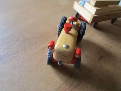 Holztraktor Traktor mit Anhänger mit Beladung mit org. Karton