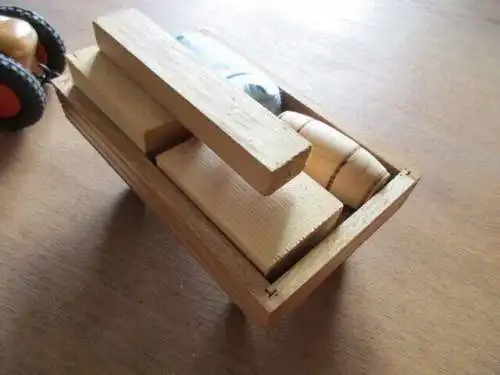 Holztraktor Traktor mit Anhänger mit Beladung mit org. Karton