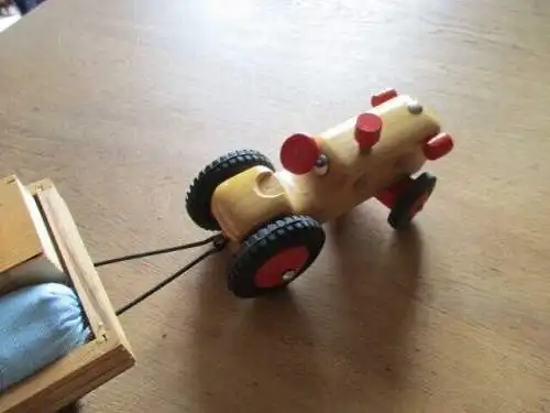 Holztraktor Traktor mit Anhänger mit Beladung mit org. Karton