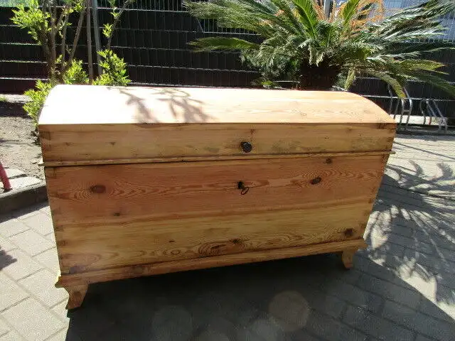 Truhe  Biedermeier um 1860  Weichholz  Runddeckeltruhe Nr.8 0