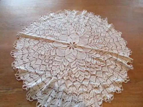 schöne alte runde  Tischdecke rund Handarbeit Häkelei Ø 62 cm  (  3  )