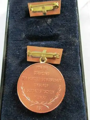 DDR Abzeichen GST Ernst Schneller Medaille emailliert