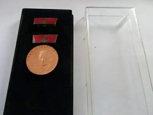 DDR Abzeichen GST Ernst Schneller Medaille emailliert