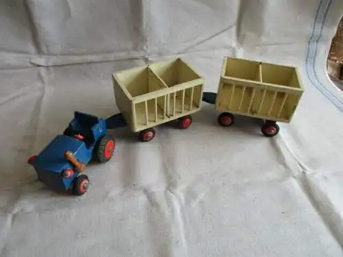 Traktor mit Anhänger Holz Zirkuswagen mit 2 Tiere der Firma Greiner