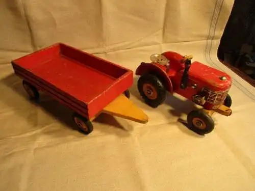  Traktor mit Hänger Holz 