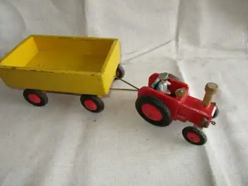 Traktor mit Anhänger Holz mit Figur