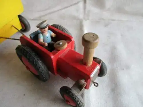 Traktor mit Anhänger Holz mit Figur 
