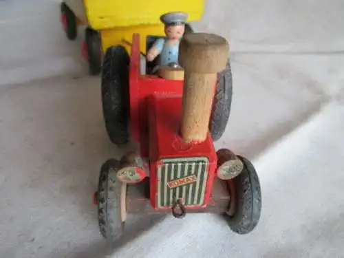Traktor mit Anhänger Holz mit Figur 