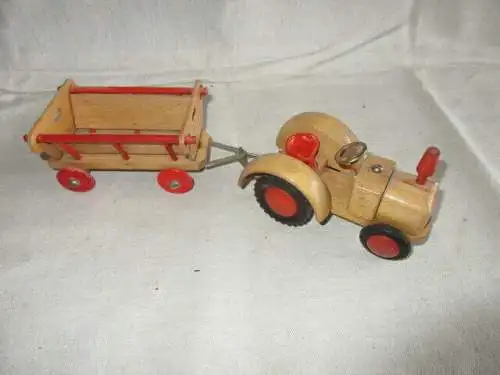 Traktor mit Anhänger Holz 