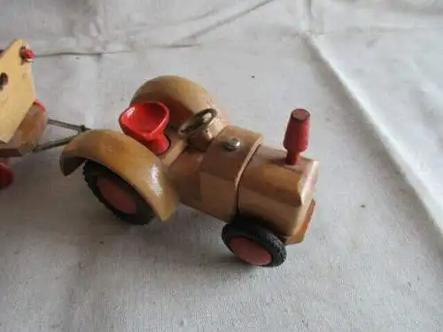 Traktor mit Anhänger Holz 