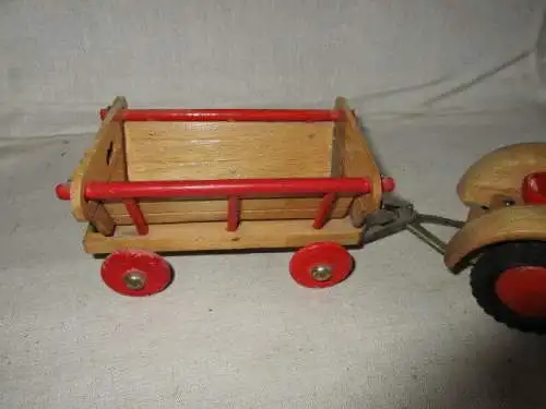 Traktor mit Anhänger Holz 