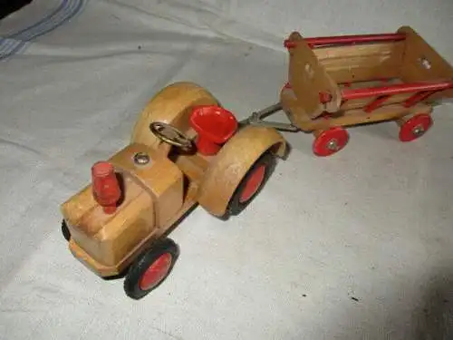 Traktor mit Anhänger Holz