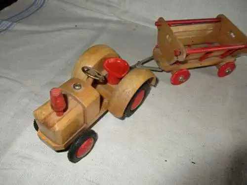 Traktor mit Anhänger Holz 