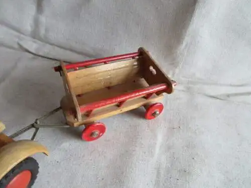 Traktor mit Anhänger Holz 