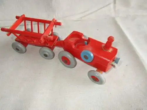 Traktor mit Anhänger Holz 