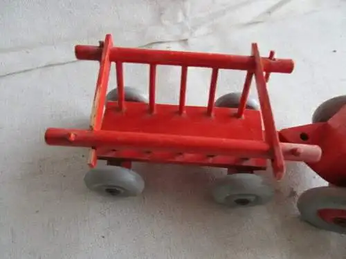 Traktor mit Anhänger Holz 