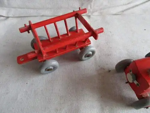 Traktor mit Anhänger Holz 