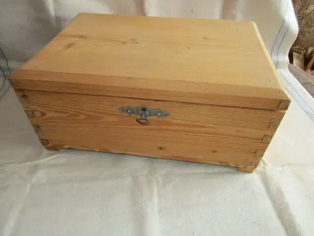 Truhe Tischtruhe Flachdeckeltruhe Jugendstil um 1900 Weichholz 0
