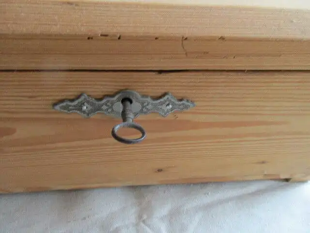 Truhe Tischtruhe Flachdeckeltruhe Jugendstil um 1900 Weichholz 3