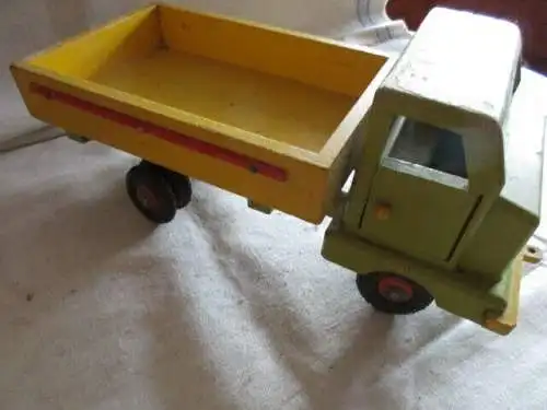 LKW mit Anhänger der Firma EFRO