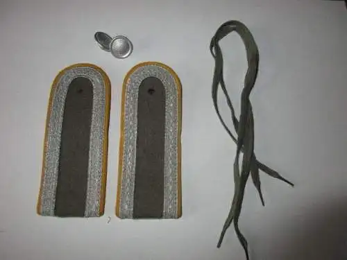 NVA  1 paar Schulterstücke Unteroffizier Nachrichten