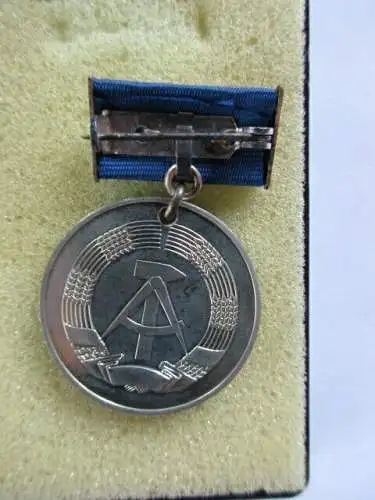 DDR Medaille Für Hervorragende Leistung Finanzwesen 1979-81 Silber