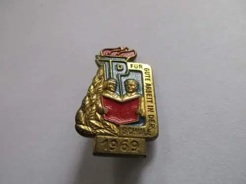 DDR Abzeichen fur gute Arbeit in der Schule  1969