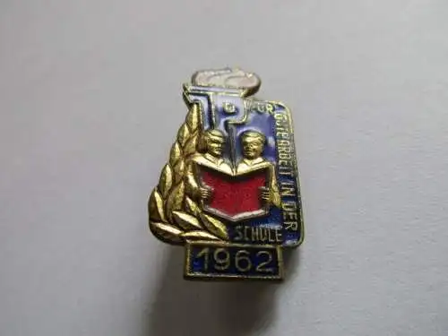 DDR Abzeichen fur gute Arbeit in der Schule  1962
