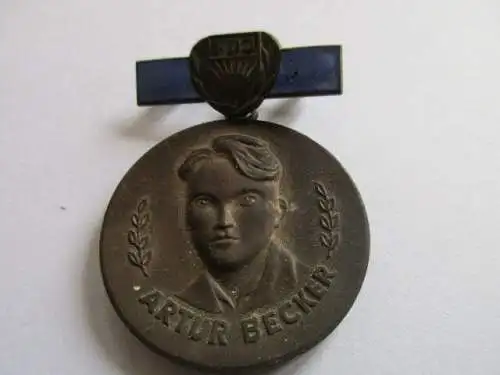 DDR Abzeichen  FDJ Artur Becker-Medaille