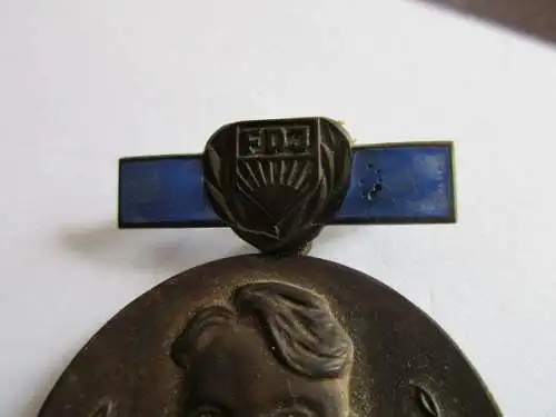 DDR Abzeichen  FDJ Artur Becker-Medaille  